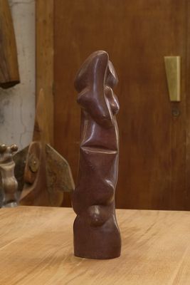 une sculpture en chocolat posée sur une table en bois dans une pièce