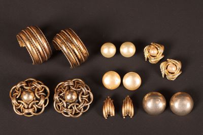 une collection de bijoux en or et en perles, comprenant des boucles d'oreilles, des bagues et des bagues