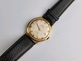 une montre posée sur une surface blanche