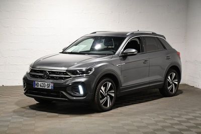 Le SUV Volkswagen est garé dans un garage dont le sol est en damier.