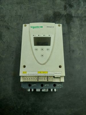 un gros plan d'un appareil électronique posé sur une table