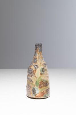 une image représentant un petit vase orné d'un motif marron et vert