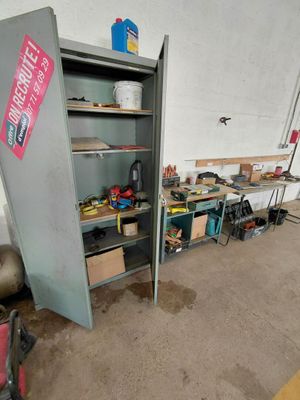 une photo d'un garage avec une grande armoire métallique