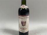 une bouteille de vin posée sur une table