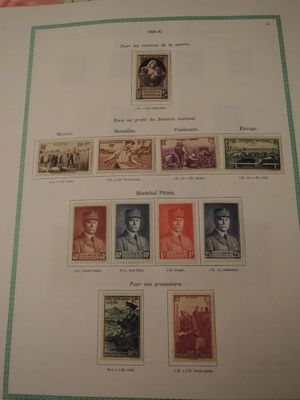 une photo représentant une feuille de timbres posée sur une table