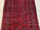un tapis rouge orné d'un médaillon