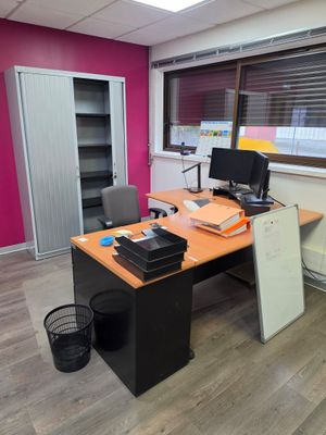 un bureau équipé d'un écran d'ordinateur et d'une imprimante