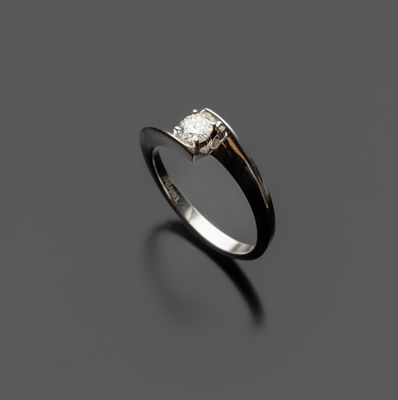 une bague en or blanc et diamants