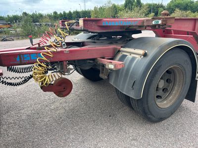 une image d'un camion avec un tuyau fixé à l'arrière