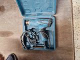 une boîte bleue contenant des outils, posée sur le sol
