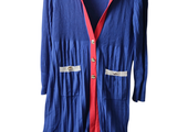 une photo d'un cardigan bleu et rouge