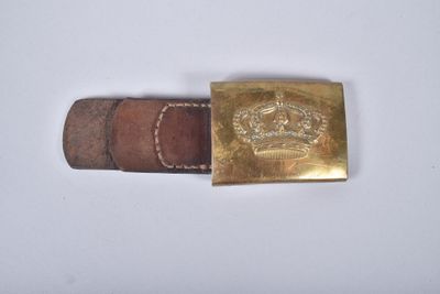 une image représentant une ceinture ornée d'une boucle en or sur laquelle figure une couronne