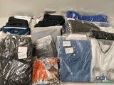 un tas de vêtements posés sur une table
