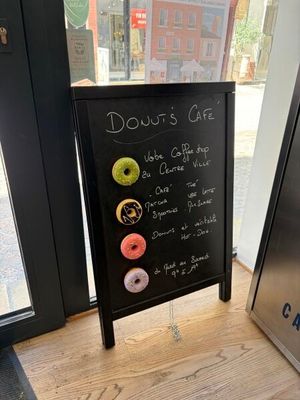 un tableau noir orné de beignets, placé devant une porte