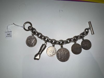 un bracelet en argent orné de pièces de monnaie et d'une clé