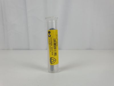 un tube de baume à lèvres posé sur une table blanche