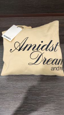 un oreiller sur lequel est accrochée une étiquette où l'on peut lire « angist dreams and dreams »