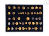 un assortiment de boutons dorés et argentés sur un fond noir