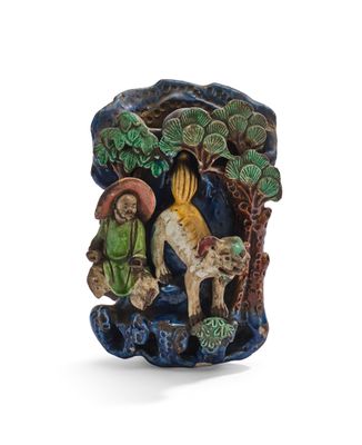 une figurine représentant un homme et une femme dans un arbre