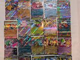 Une vaste collection de cartes Pokémon est exposée sur une table.