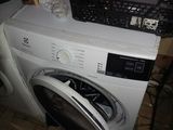 une machine à laver surmontée d'un panier