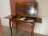 une petite table en bois sur laquelle se trouve un miroir
