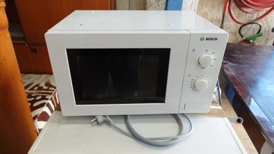 un micro-ondes blanc posé sur une table