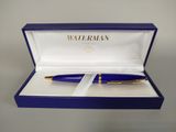 un gros plan d'un stylo bleu dans une boîte bleue