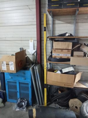 de nombreuses caisses remplies d'objets divers dans un garage