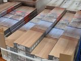 de nombreuses caisses en bois sur les étagères du magasin