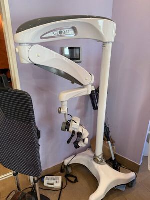 une photo d'un équipement médical posé par terre