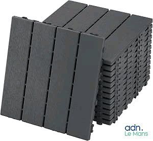 les carreaux noirs sont empilés les uns sur les autres sur un fond blanc