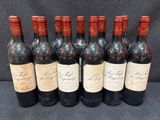 six bouteilles de vin rouge alignées