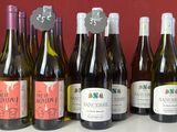 plusieurs bouteilles de vin sont alignées sur un comptoir
