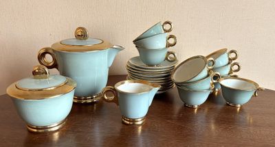 de nombreuses tasses et soucoupes posées sur une table en bois