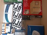 une boîte en carton remplie d'appareils électroniques et d'autres articles