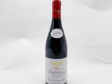 une bouteille de vin posée sur une table