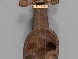 une image représentant un instrument en bois doté d'un long manche et d'un long manche
