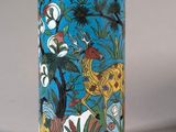 un vase bleu orné d'un motif représentant un cerf et des fleurs