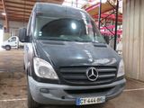 une camionnette garée dans un parking