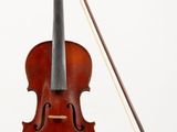 un violon posé sur un chevalet, avec un archet