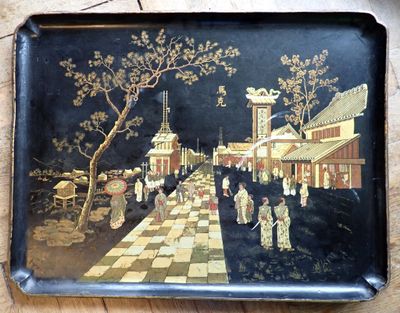 un plateau orné d'une peinture, posé sur une table
