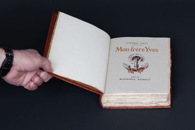 une personne tenant un livre ouvert sur lequel figure une image