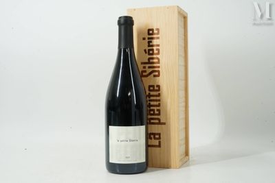 une bouteille de vin posée à côté d'une caisse en bois
