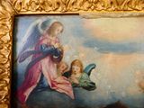 une image représentant un tableau où l'on voit un ange tenant un enfant dans ses bras