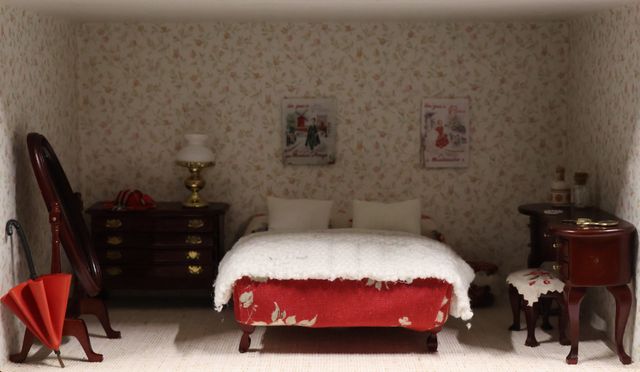 Diorama. Composition miniature, dans une vitrine en bois, vitre e...