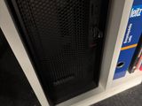 une tour d'ordinateur sur laquelle sont posés un clavier et une souris