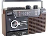 une image représentant une radio posée sur une table
