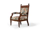 une chaise en bois dont le dossier et les accoudoirs sont recouverts d'un tissu à motifs floraux
