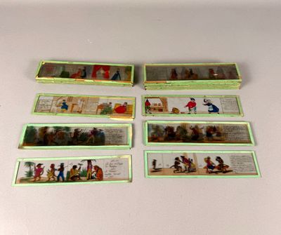 six photos miniatures de personnes posées sur une table